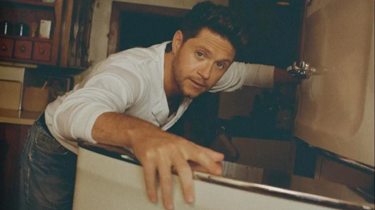 Niall Horan Kenang Liam Payne lewat “End of an Era”, Lagu Emosional yang Lahir dari Duka