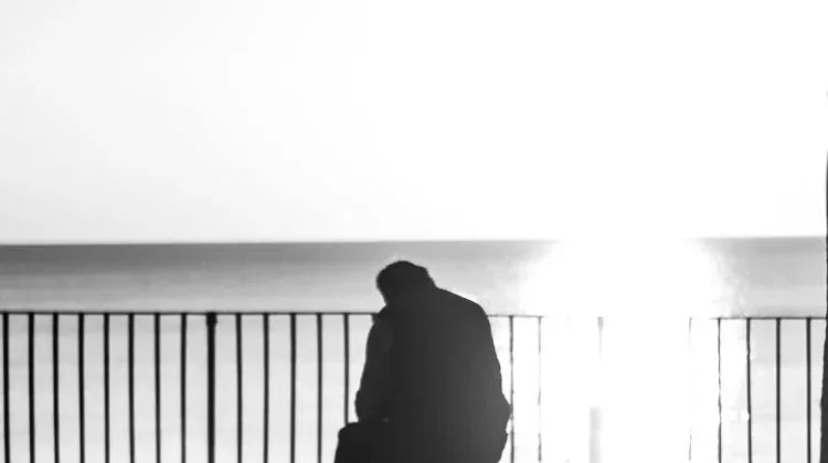 Memahami Perbedaan antara Loneliness dan Solitude
