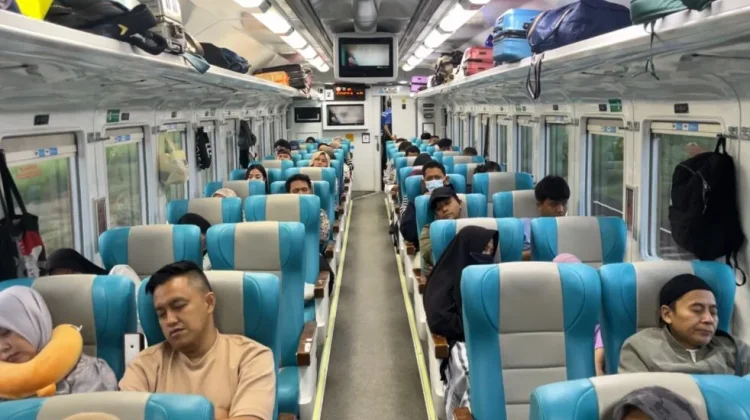 Transportasi Kereta Api Jadi Pilihan Masyarakat saat Libur Iduladha