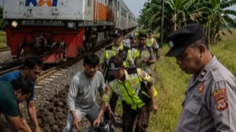 Wanita Asal Cirebon Tewas Tertabrak KA Manahan di Indramayu