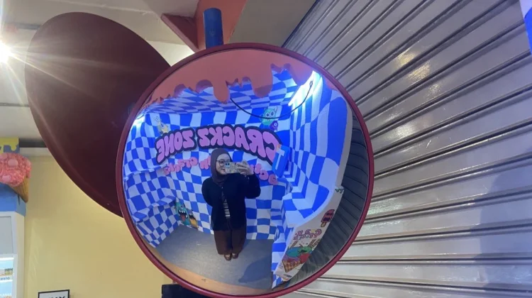 Mengenal Tren Convex Mirror Selfie Anak Muda
