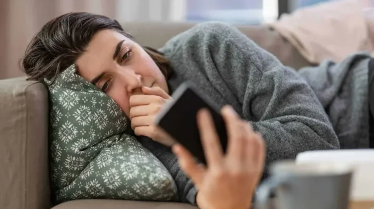 Tren Doom Scrolling di Media Sosial, Kebiasaan Buruk yang Menguras Energi Anak Muda