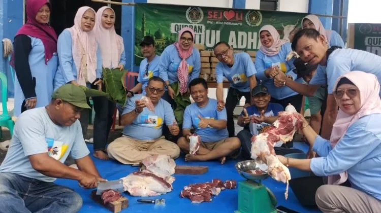 PWI dan IKWI Indramayu Potong Hewan Kurban di Iduladha 1447 H