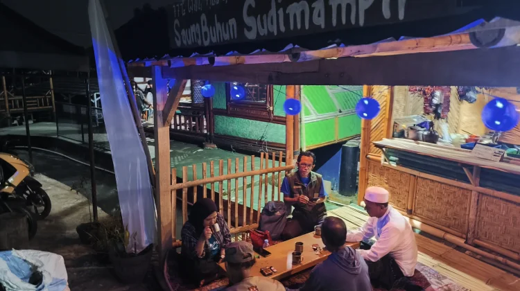 Saung Buhun Sudimampir Hadirkan Sensasi Ngopi Tradisional di Sawah Lope