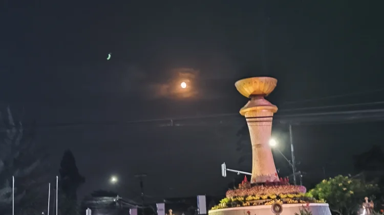 Purnama Langka Blue Moon Memikat Warga Kuningan