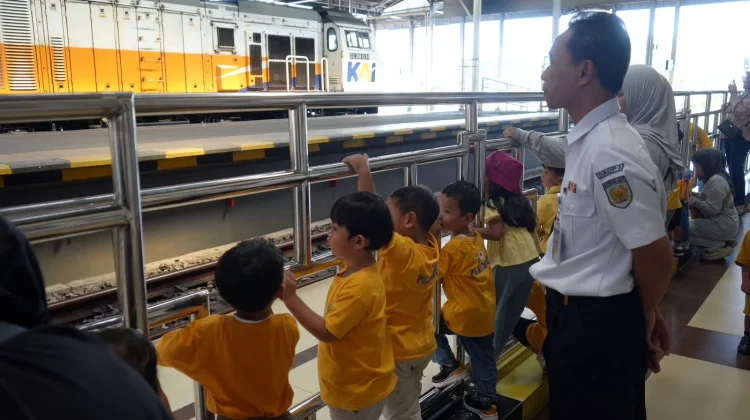 KAI Daop 3 Cirebon Edukasi Transportasi Publik lewat Outing Class