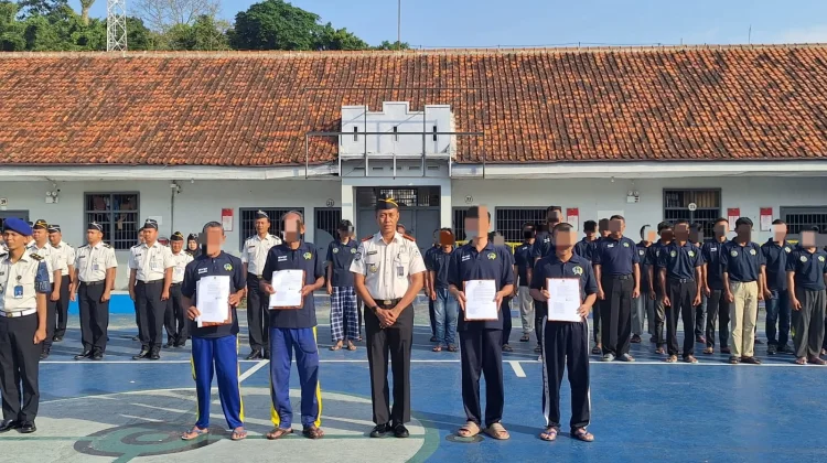 Hari Raya Waisak, Dua Warga Binaan Lapas Kuningan Terima Remisi Khusus