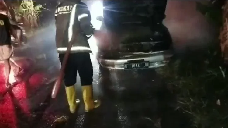 Mobil Sedan Terbakar Hebat di Jatibarang Indramayu