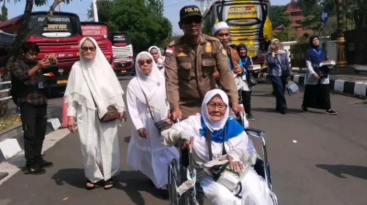 444 Haji Asal Indramayu Kloter 1 Embarkasi Kertajati Tiba di Indonesia