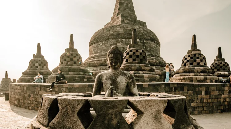 Waisak Jadi Momentum Umat Buddha Perkuat Kontribusi bagi Bangsa