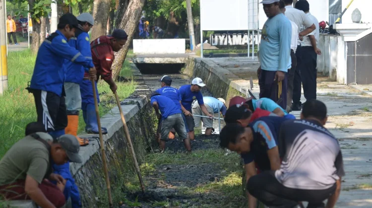 Warga Binaan Lapas Indramayu & Dinas LH Bersihkan Saluran Air