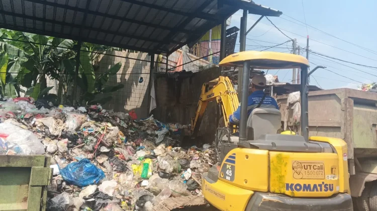 DLH Cirebon Angkut Tumpukan Sampah di Pasar Minggu Palimanan