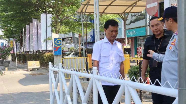 Wali Kota Cirebon Tinjau Progres Pemagaran Trotoar Depan CSB Mall
