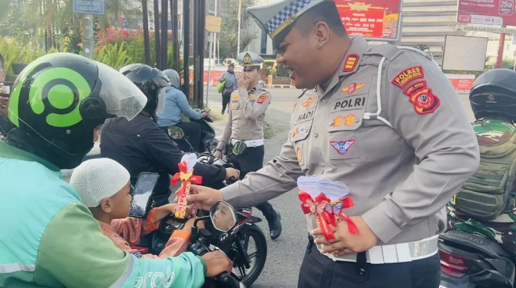 Bagikan Cokelat, Satlantas Polres Cirebon Kota Ajak Pengendara Tertib