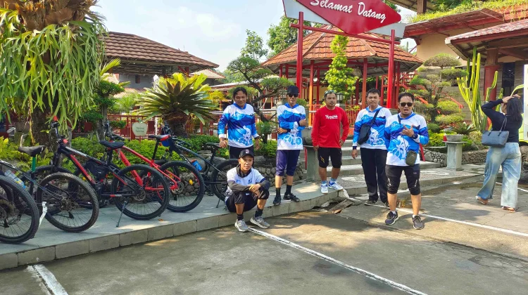 Gowes Ekstrem RRI Cirebon: Taklukkan Tanjakan, Tebas Lelah dengan Kebersamaan!