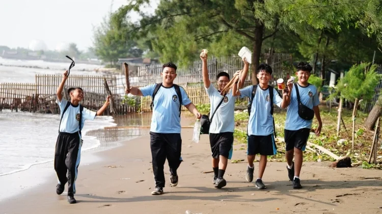 Pemkab Indramayu Gelar Aksi Bersih Pantai Tirta Ayu