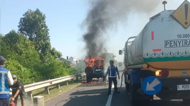 Land Cruiser Terbakar di Tol Palikanci Cirebon
