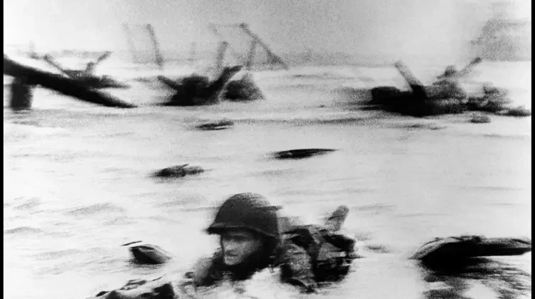 Lensa Robert Capa dan Tragedi D-Day