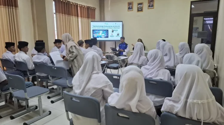 Diskominfo Cirebon Perkuat Literasi Digital Santri lewat Pembinaan KIM