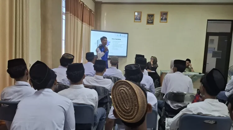 Diskominfo dan RTIK Cirebon Ajak Santri Lawan Hoaks di Ruang Digital