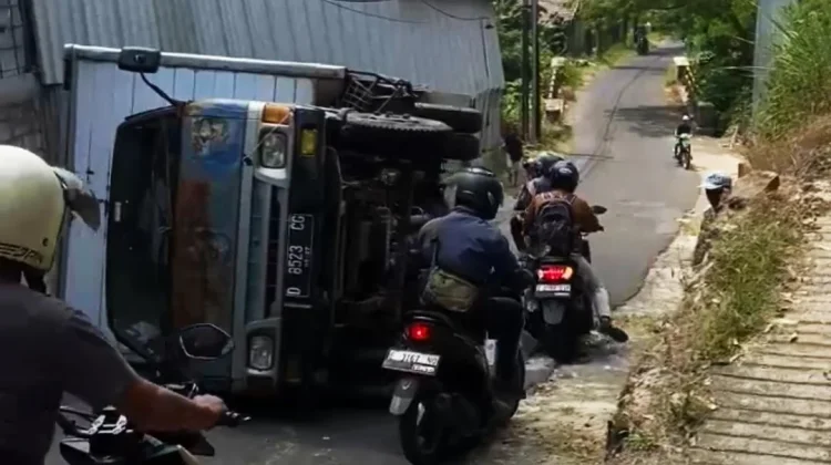 Gagal Menanjak, Truk Terguling di Taraju Kuningan