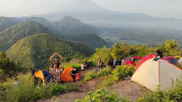 Eksplorasi Wisata Alam Bukit Sanghyang Dora di Majalengka