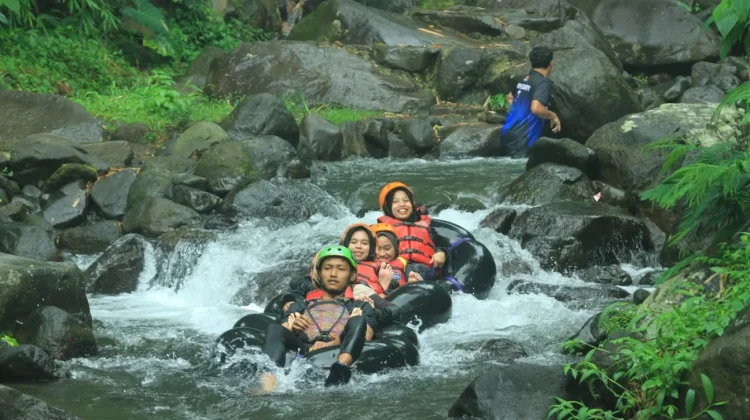 Liburan Anti Mainstream, Coba River Tubing Cikadongdong di Majalengka