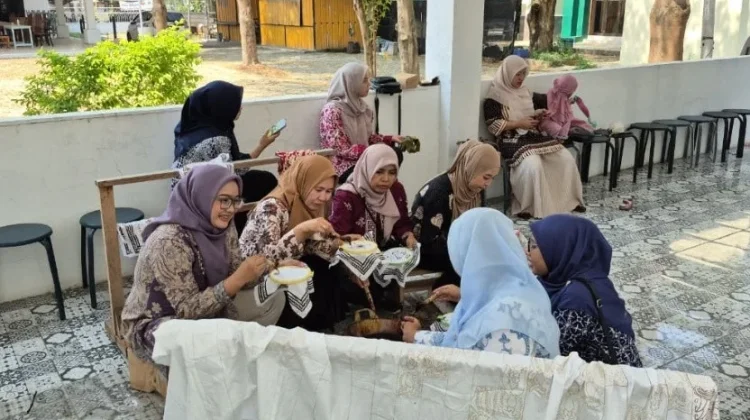 Pererat Silaturahmi, DWP Diskominfo Indramayu Belajar Membatik