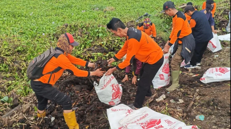 Bawa Dump Truck dan Ratusan Karung, KTH Silihwangi Bersihkan Waduk Darma