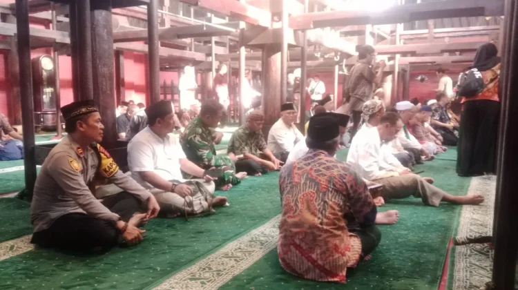 Hari Jadi ke-599, Forkopimda Cirebon Salat Ashar di Sang Ciptarasa