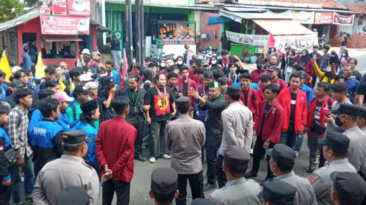 Sampaikan Aspirasi, Mahasiswa Diterima Pimpinan DPRD Kuningan