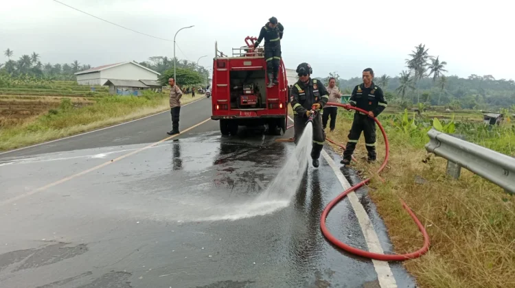 Jalan Licin Pasca-Kecelakaan, Damkar Kuningan Lakukan Pembersihan