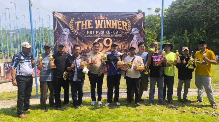 Kung Mania Padati Lomba Perkutut Indonesia di Cirebon