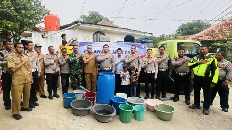 Polantas Menyapa Salurkan Air Bersih ke Warga Argasunya di Hari Bhayangkara ke-80
