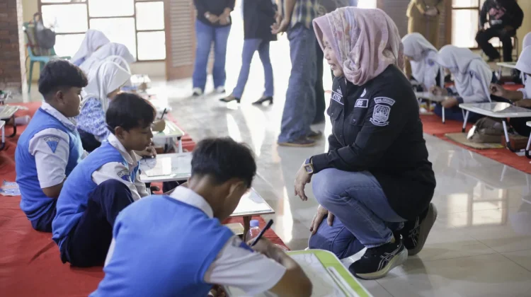 Pelatihan Lukis Kaca Dorong Kreativitas Anak dan Pelestarian Budaya