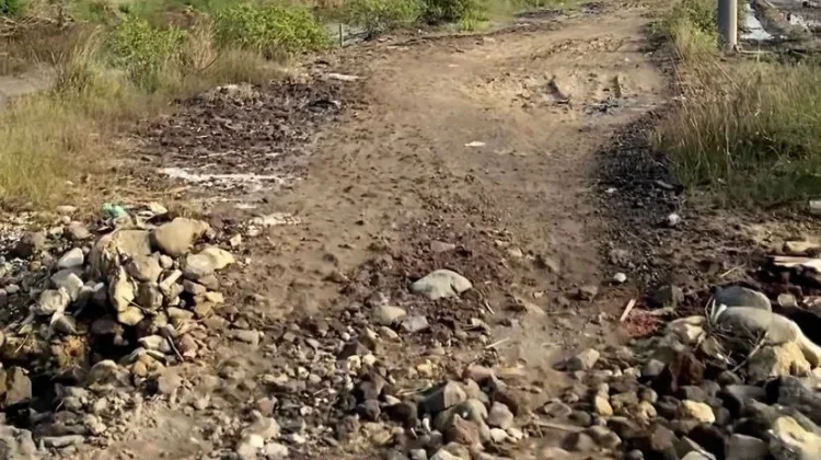 Ketidakjelasan Status Jalan Hambat Upaya Perbaikan Sentra Garam Rawaurip