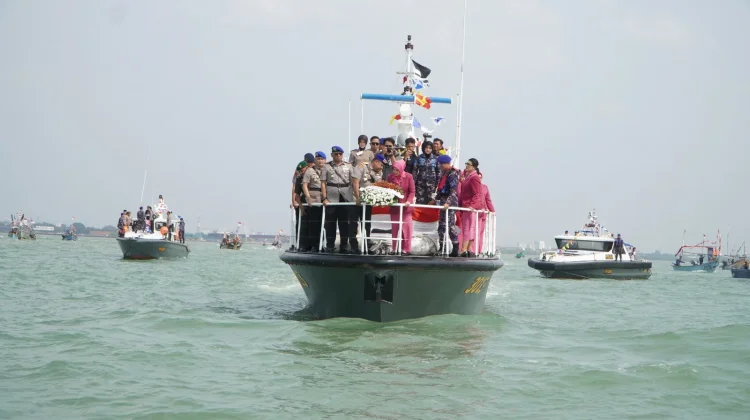 Hari Bhayangkara ke-80, Polda Jabar Gelar Tabur Bunga di Laut Cirebon
