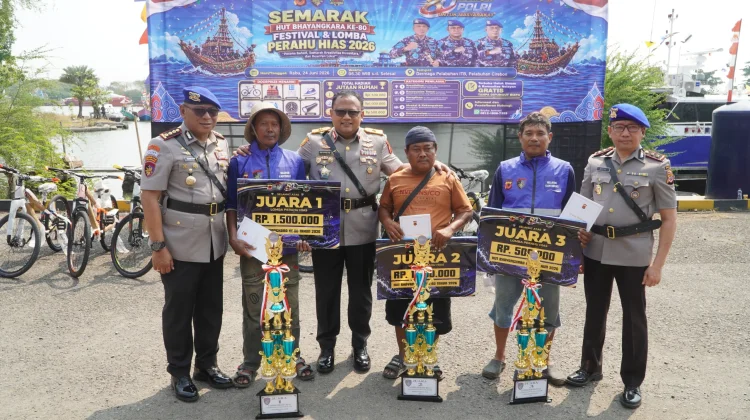Semarak Hari Bhayangkara, Polda Jabar Gelar Lomba Perahu Hias di Cirebon