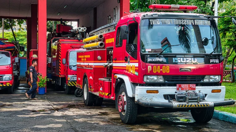 Disdamkarmat Kabupaten Cirebon Latih Relawan Pemadam Kebakaran