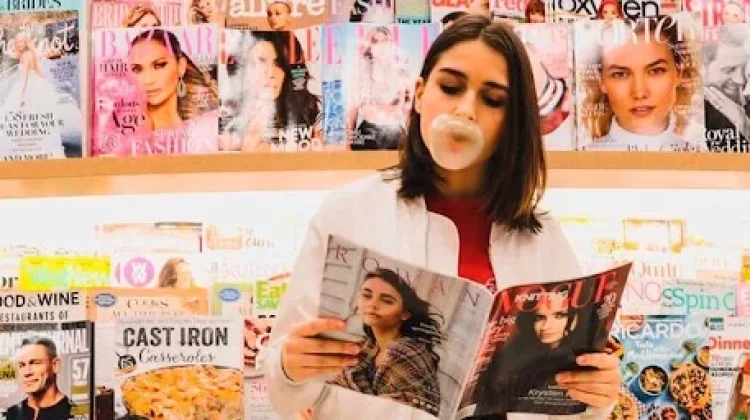 Literary Chic, saat Buku Jadi Bagian dari Gaya Berpakaian
