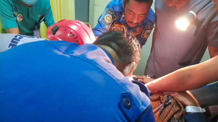 Petugas Damkar Kuningan Evakuasi Warga Korban Insiden Medis