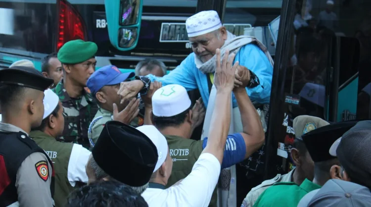 Kloter 39 Tiba di Kuningan, Kepulangan 244 Jemaah Haji Disambut Haru
