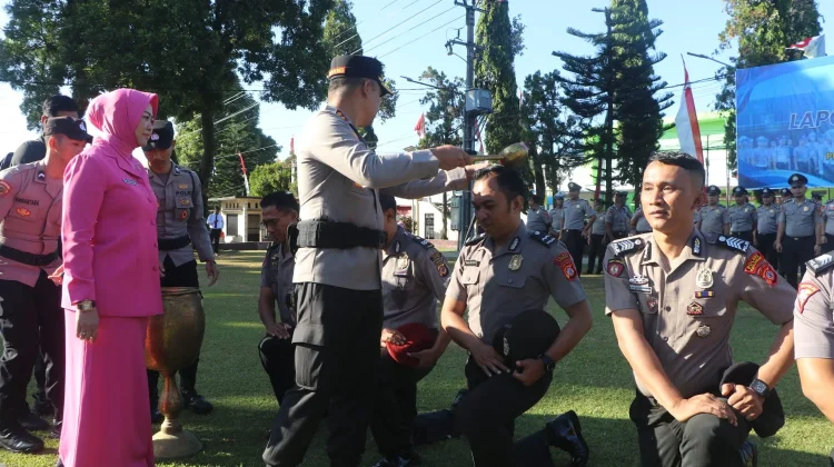 Pimpin Kenaikan Pangkat 73 Personel, Kapolres Kuningan Serahkan Jabatan Kapolsek