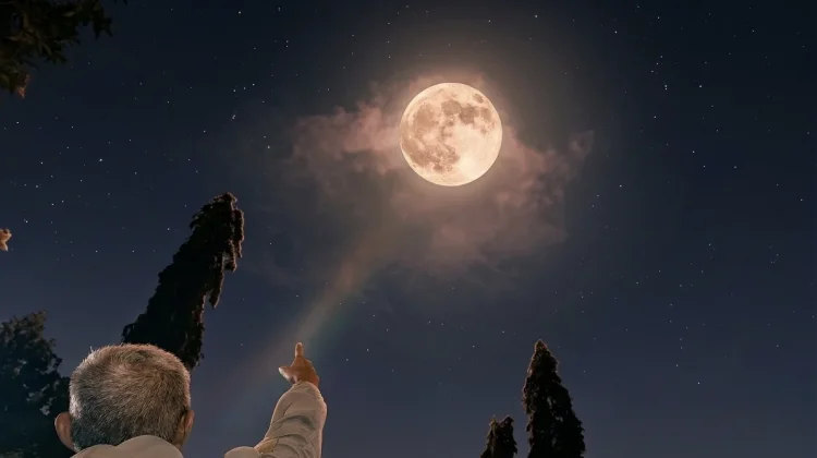 Warga Kuningan Nikmati Pesona Strawberry Moon di Situ Sanggabuana, KDM Terpukau