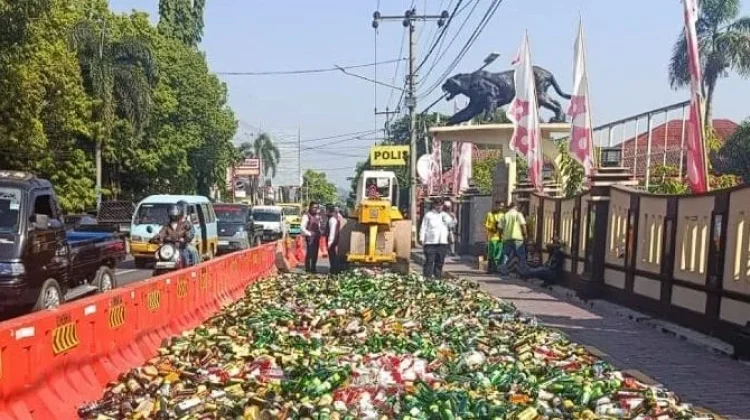 Polresta Cirebon Hancurkan 3.000 Knalpot Bising dan Belasan Ribu Miras