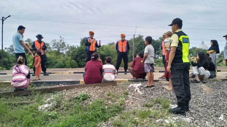 KAI Daop 3 Cirebon Imbau Anak Tidak Bermain di Jalur Kereta saat Libur Sekolah