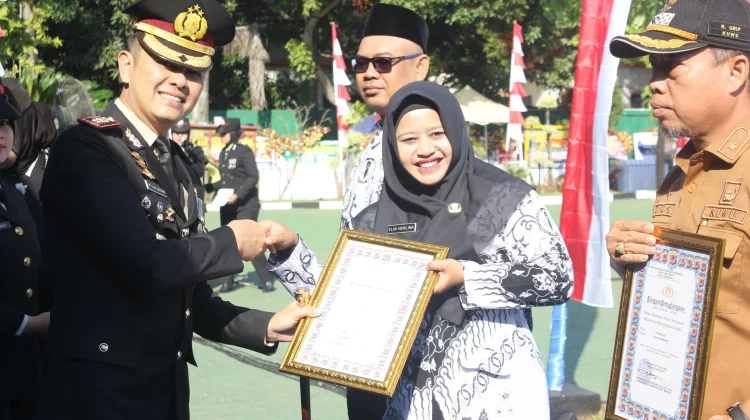 Guru Berprestasi SMPN Unggulan Sindang Indramayu Raih Penghargaan