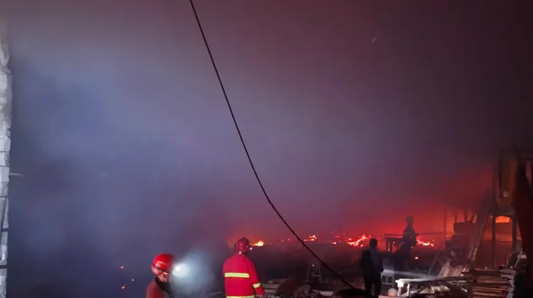 Gudang Kayu di Jatibarang Indramayu Hangus Terbakar