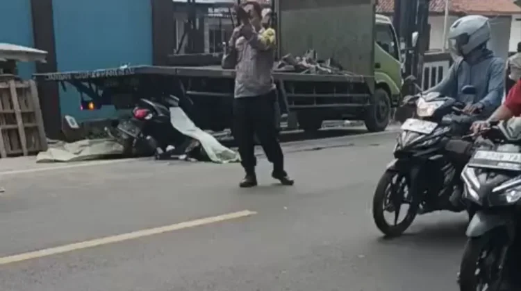 Motor Tabrak Truk Puso Terparkir, Ustazah Al Bahjah & Anak Tewas