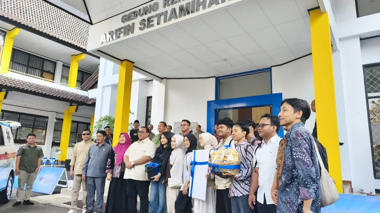 Andi Gani Serahkan Ambulans CSR Ajaib, Uniku Lanjutkan Layanan Kemanusiaan